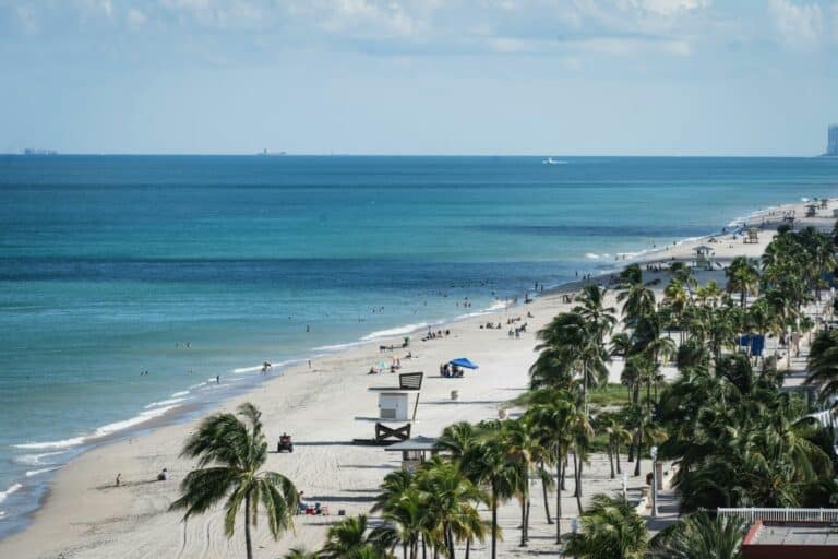 Hollywood Florida beach. How far is Hollywood Floridad from Miami.