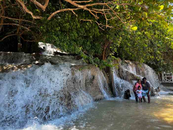 The beaufiful waterfall-cliffs that starts off the climb up Dunns River Falls, where the small waterfalls arrive right at the sandy beach! Seems a bit difficult to ascend the initial waterfalls glittering with white water, but there is a path!