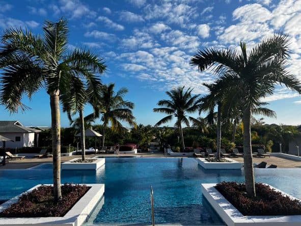 Cayo Santa Maria has one thing and one thing only: these kind of luxurious resorts with inviting pools surrounded by palm trees. 
