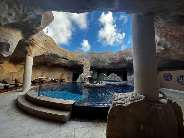 A wonderful spa makes our stay that bit extra, here in an artificial cave with columns and rocky interior, and in the middle is a blue delicate pool