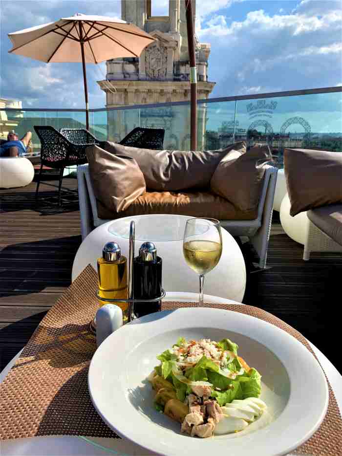 Lunch in the sun at the Manzana Kempinski rooftop terrace with a fresh salad and a glass of white wine
