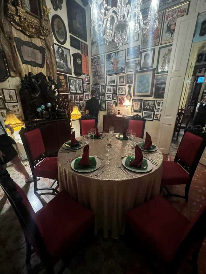 A uniguqe and exquisite chambre separee in San Cristobal paladar in Hacana. With deep red  chairs, golden table cloth reaching the floor, hundreds of vintage photos on the walls, high ceilings and elegant tall double doors, this is an environment for an unforgettable night. 