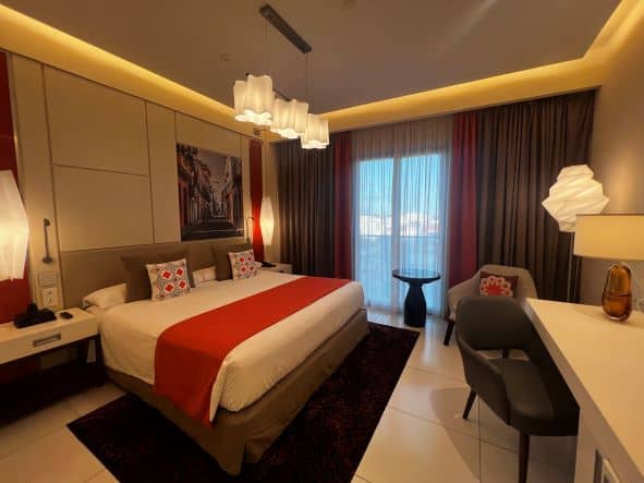 The elegant rooms at the Bristol, with Scandinavian design, smooth lines, and colors in white and light brown with red details. 