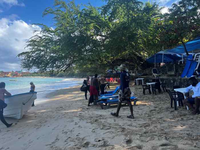 Susoa Beach is lively in the morning already, with seating areas and people preparing to go out to sea under the trees hanging over the sand giving shade from the sun. 