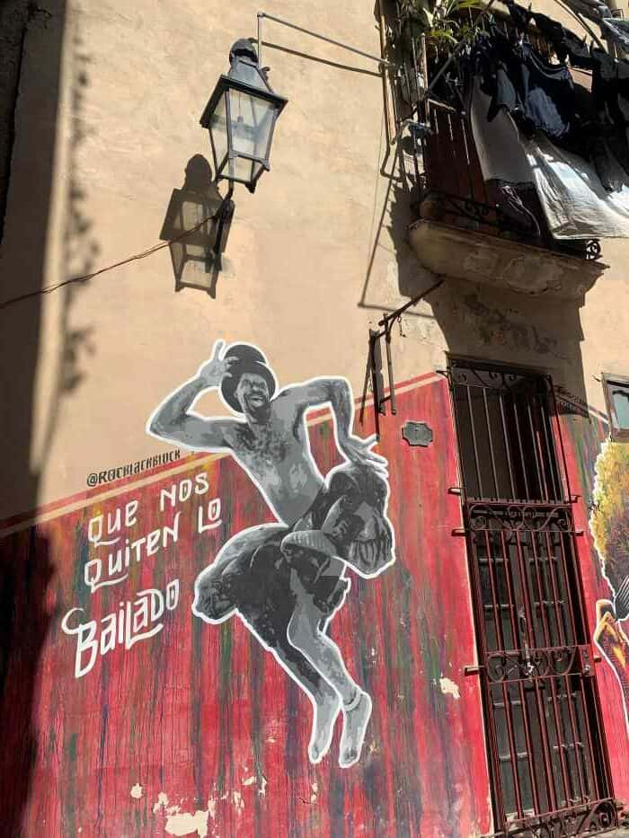 Street art in Havana, a dancer painted on the wall with the text: "To us never quitting to dance". 