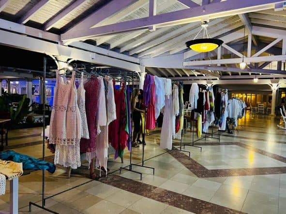Local designers came to display and sell their collection at the Las Dunas, in the large, airy foyer. 