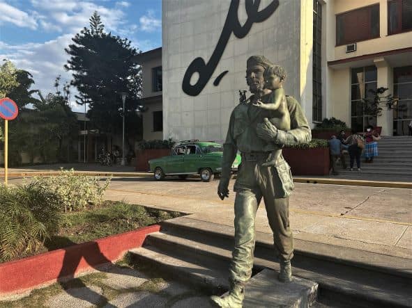 The small, probably 1:1 size statue of Che Guevara and the boy child in Santa Clara, Cuba