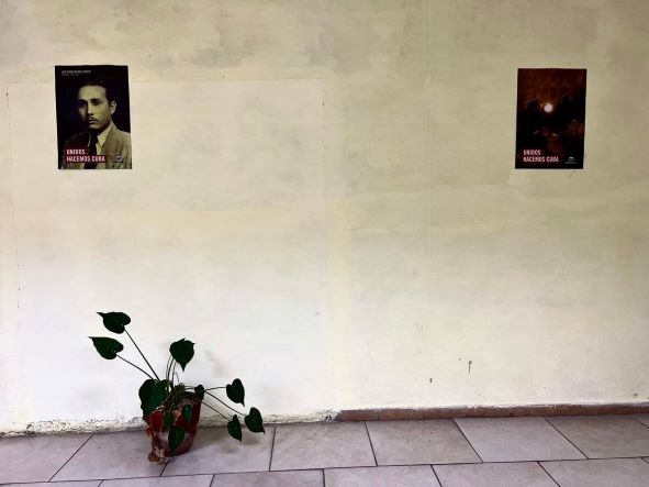 The not-so-inviting decorations in the bus station in Santa Clara, with a big white wall, with two small posters on it and a plant that is about to die. It definitely is exotic!