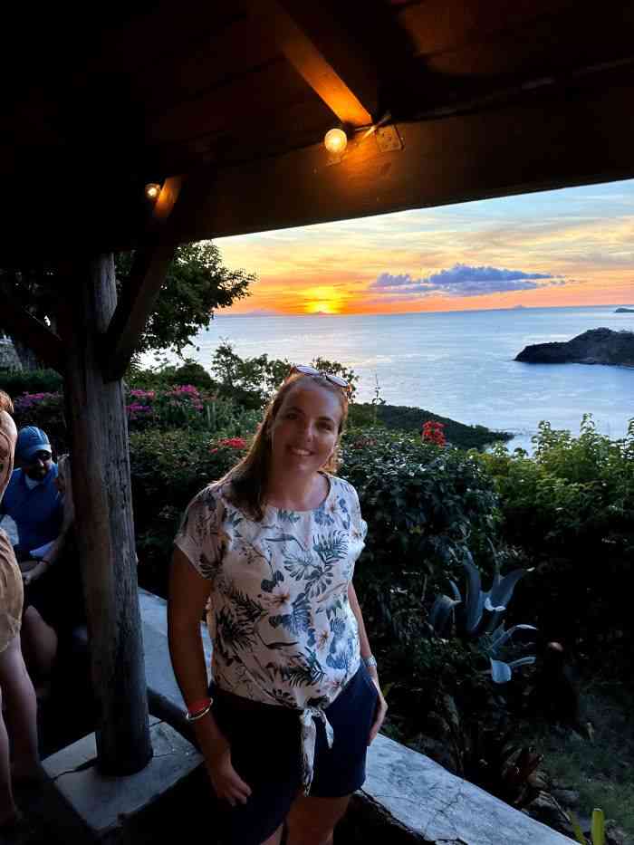 Dinner with a stunning view at Shirley Heights, from the restaurant here you see down the green hills, onto the pale blue ocean with the glowing sunset in the horizon